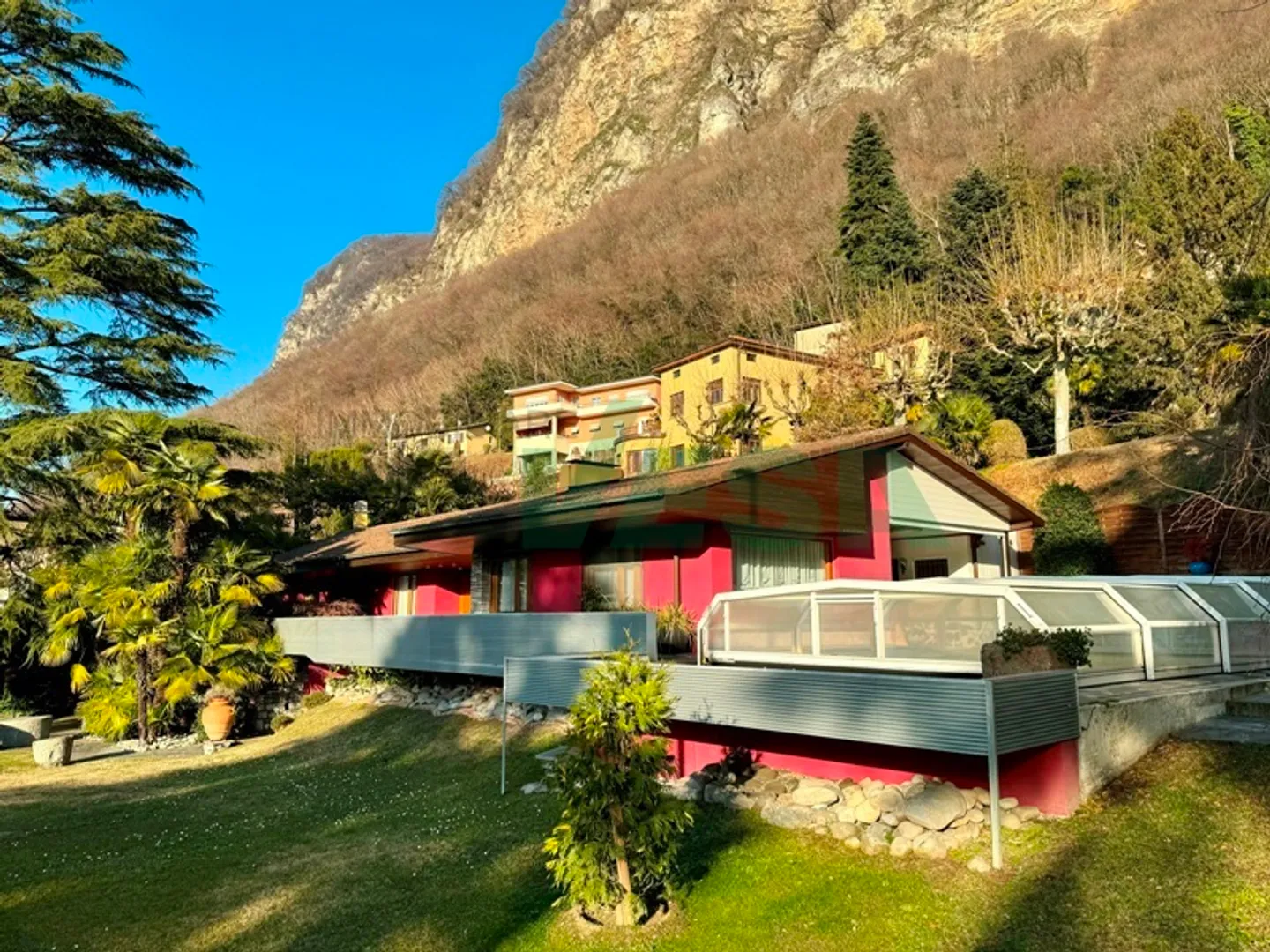 Accogliente villa tutta su un piano con grande bel giardino e piscina - Foto 1 von 13