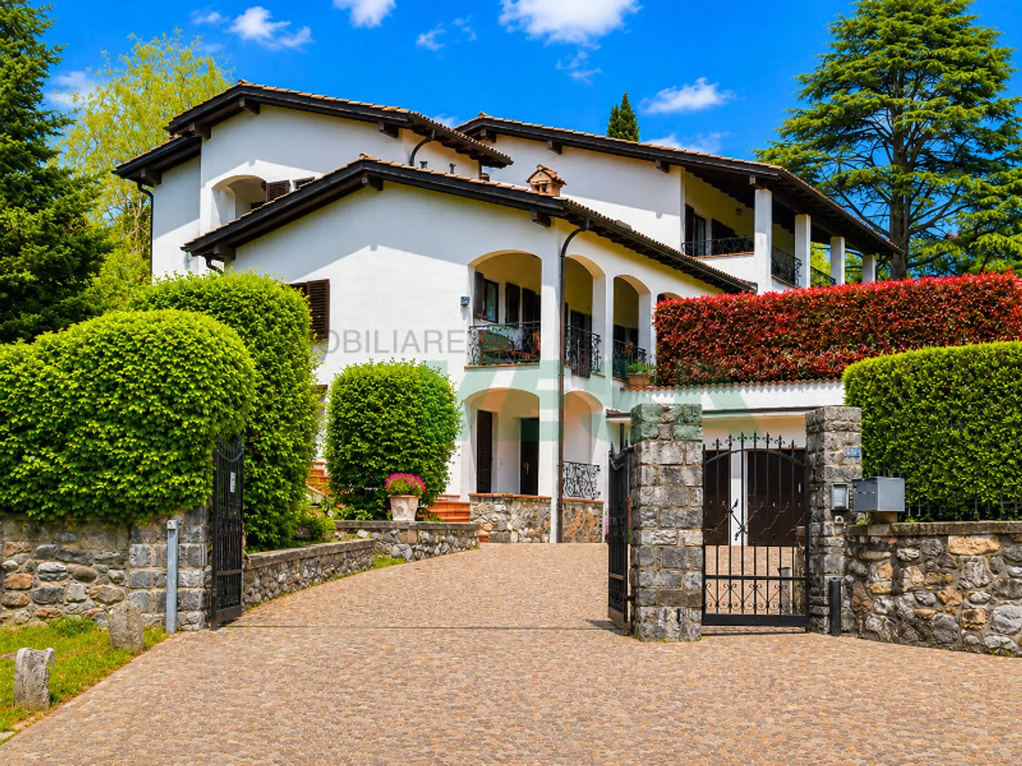 Elegante e spaziosa villa in stile mediterraneo con grande terreno - Photo 3 of 13