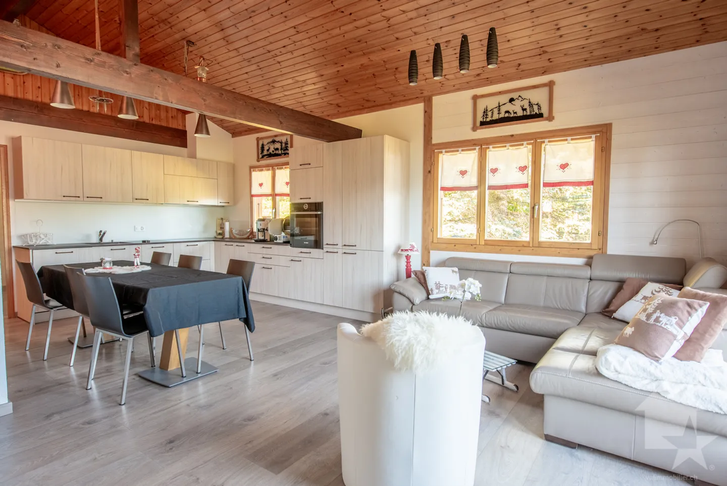Superb 6-room duplex in a quiet and completely renovated area - Photo 4 of 13