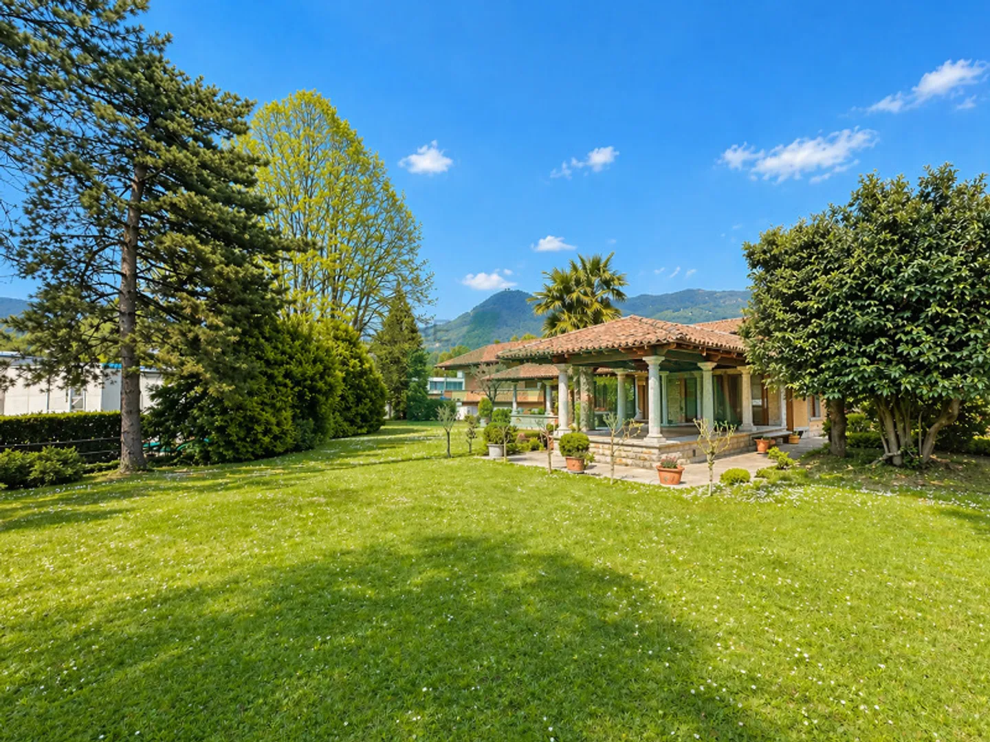 Villa Elegante con Grande Giardino - Foto 3 di 11