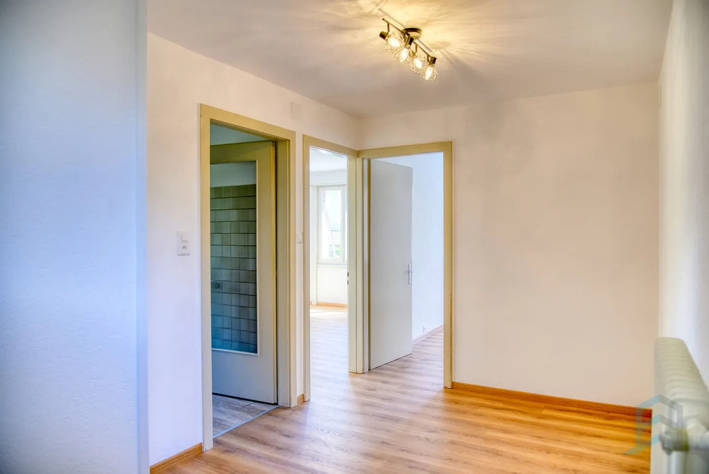 Zu vermieten Charmante 3 ½-Zimmer-Wohnung mit Balkon und Garage-Box - Foto 9 von 12