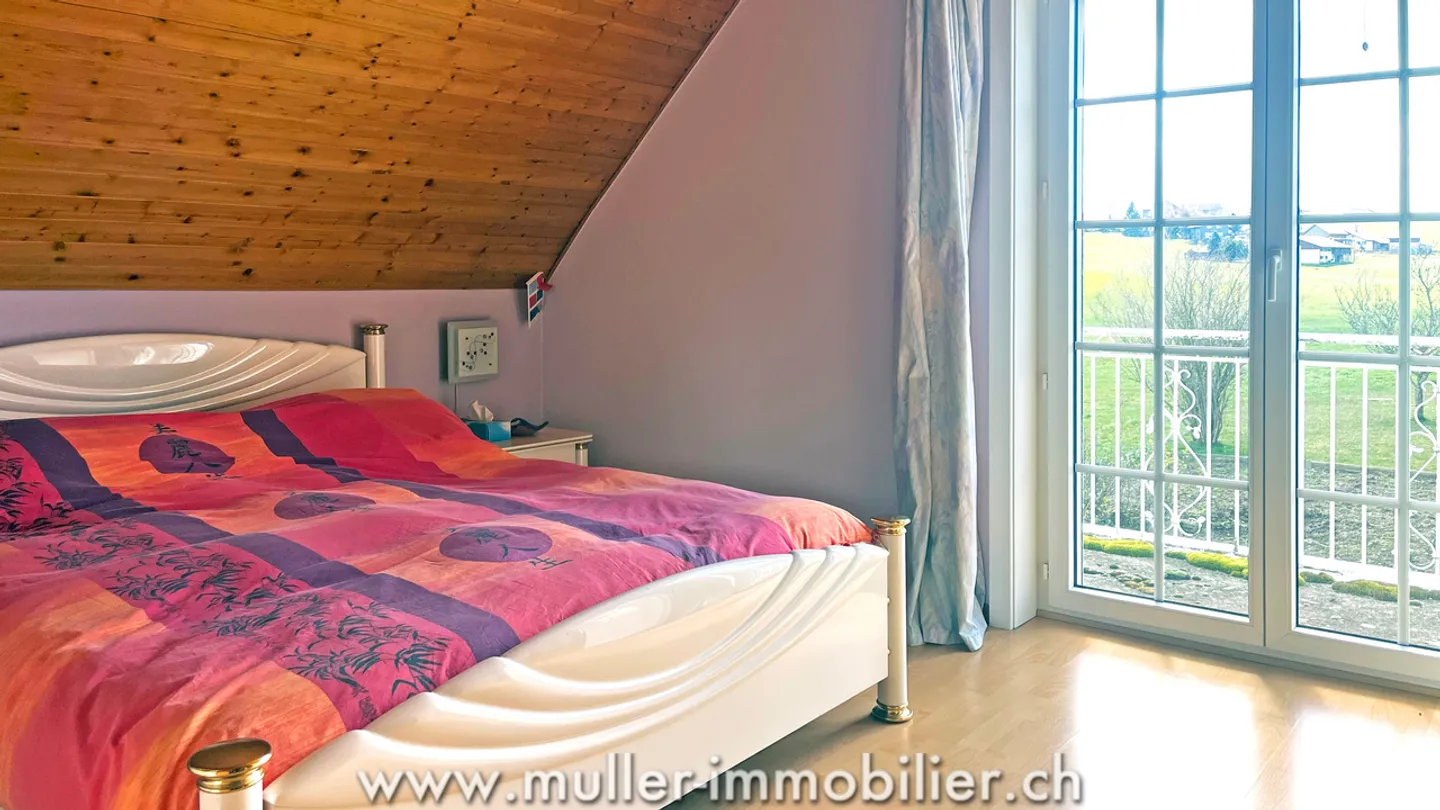 Large villa with 3 independent apartments and commercial display - Photo 9 of 13