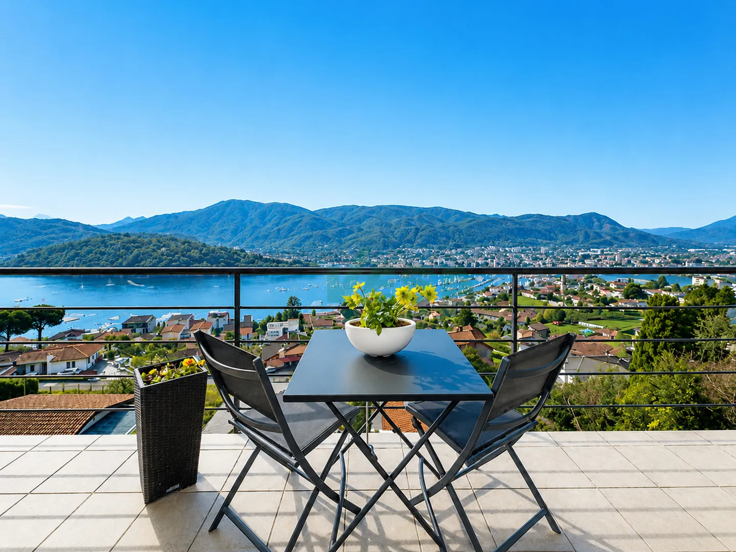 Villa moderne et lumineuse mono-bifamiliaire avec une vue dégagée splendide - Photo 2 sur 13