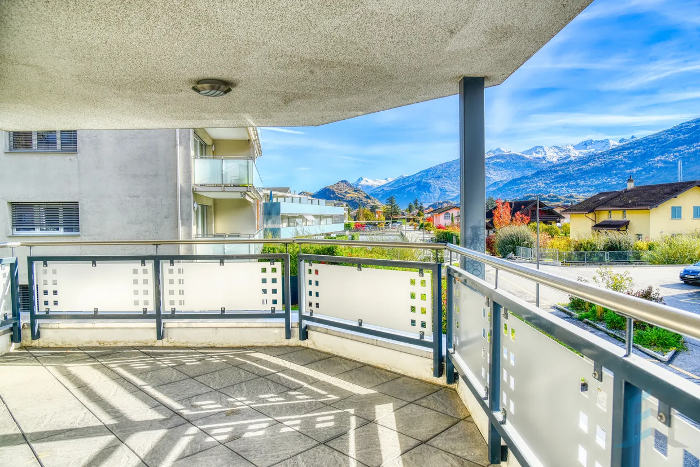 Exclusive 2 ½ room apartment with large terrace on the 1st floor - Photo 9 of 11