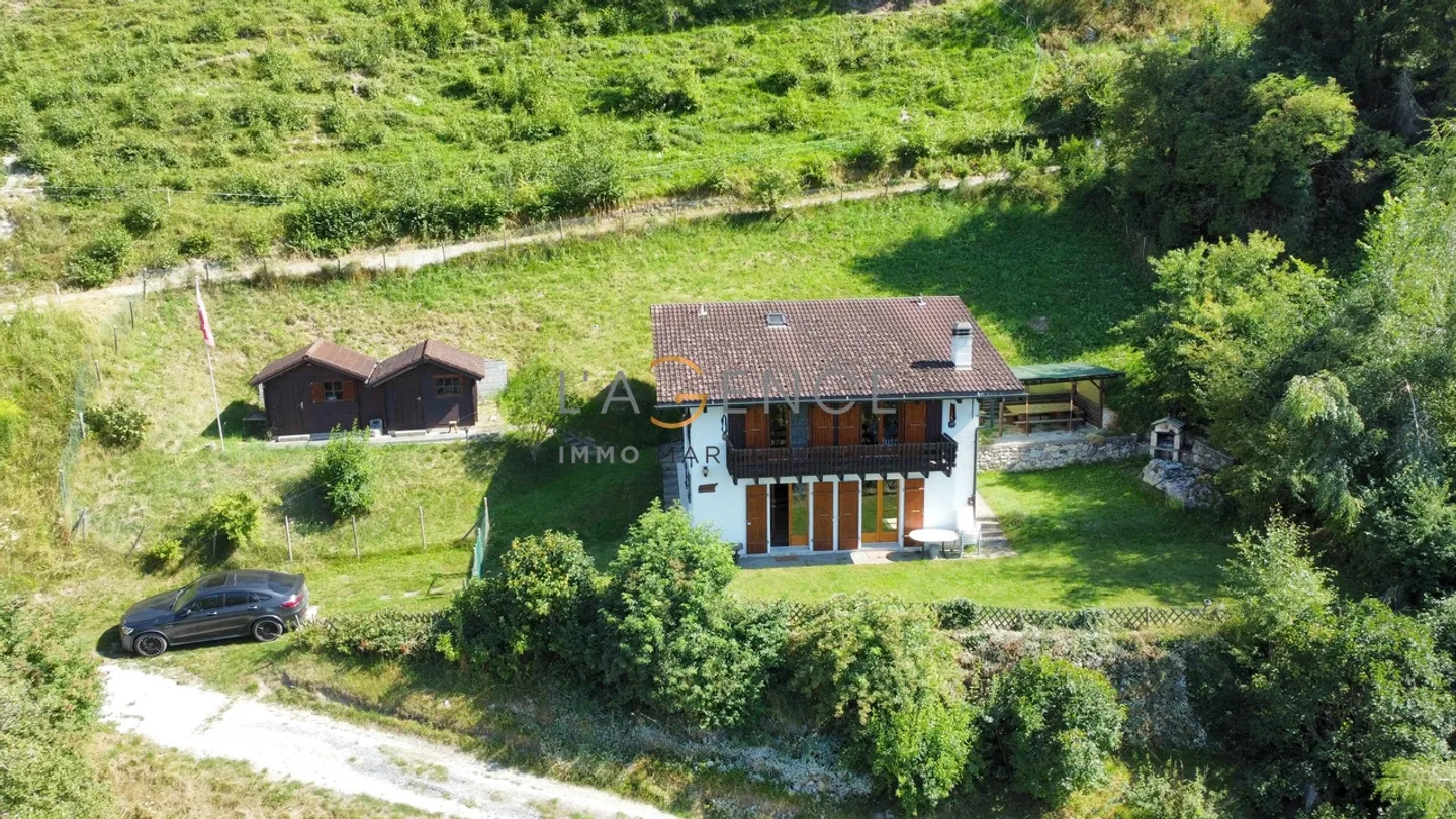 CHALET TRADITIONNEL AVEC VUE IMPRENABLE - Photo 1 sur 12