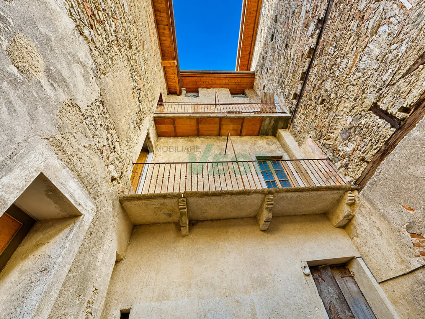 Splendid property with ancient palace, rustic house and beautiful garden - Photo 12 of 13