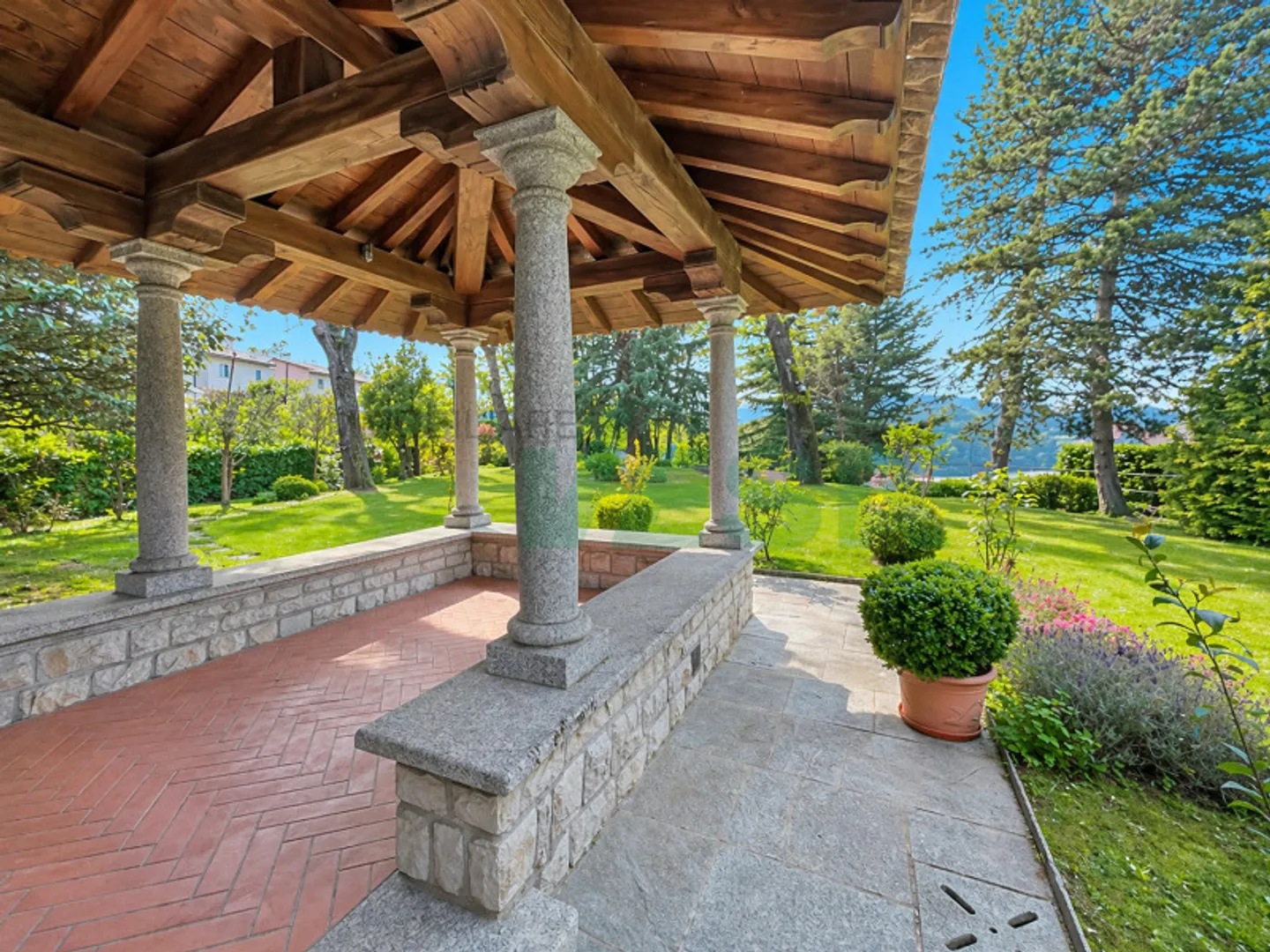 Villa Elegante con Grande Giardino - Foto 1 di 11
