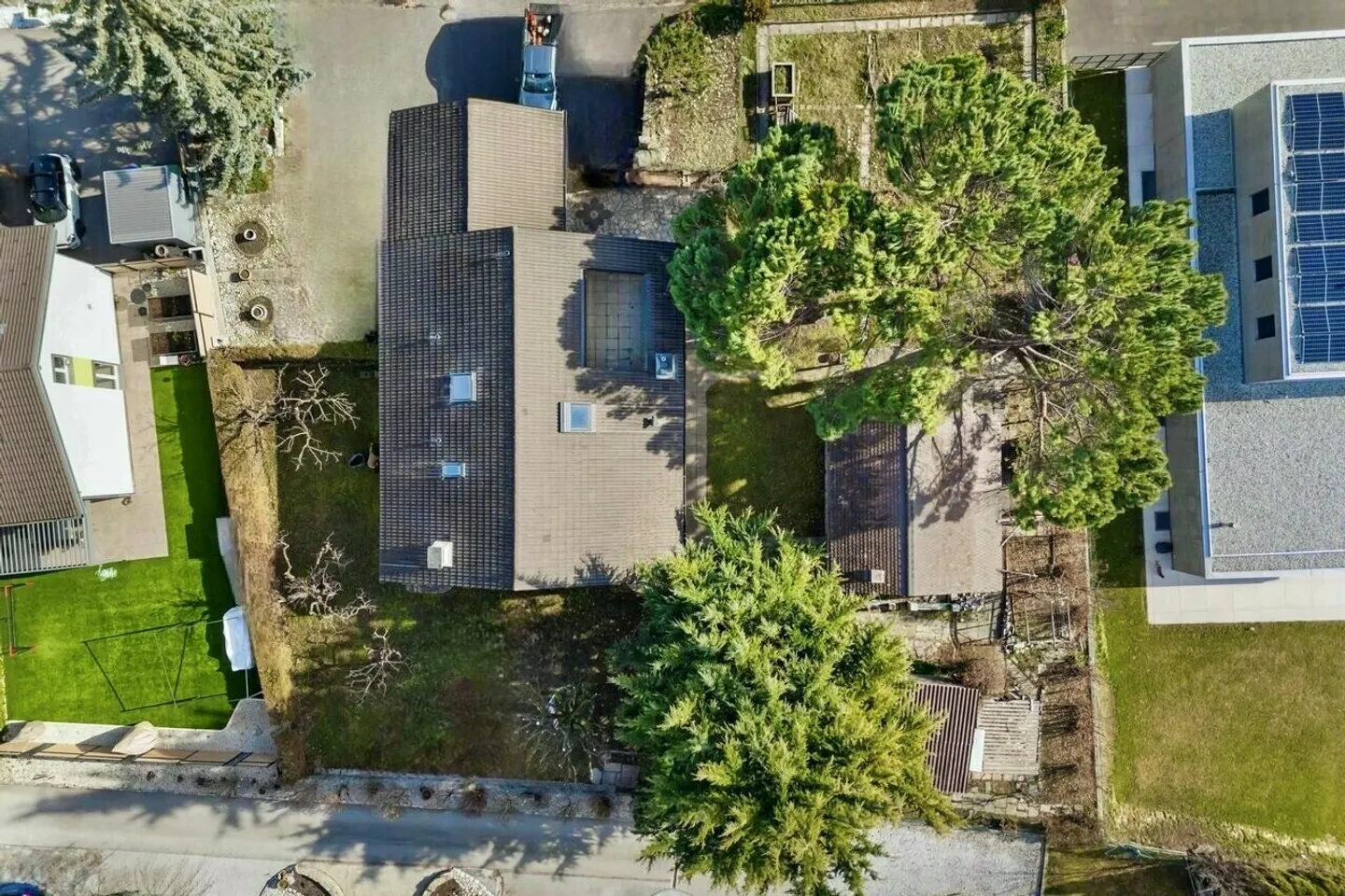 Einfamilienhaus mit 6,5 Zimmern und separater Wohnung mit Garten - Foto 2 von 10
