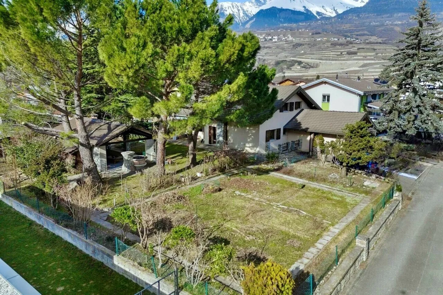 Einfamilienhaus mit 6,5 Zimmern und separater Wohnung mit Garten - Foto 1 von 10