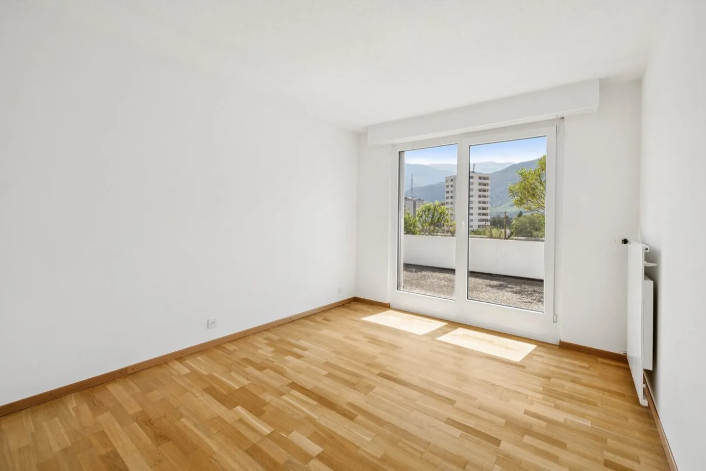 In dominanza sulla città, vista sui castelli. - Foto 6 di 7