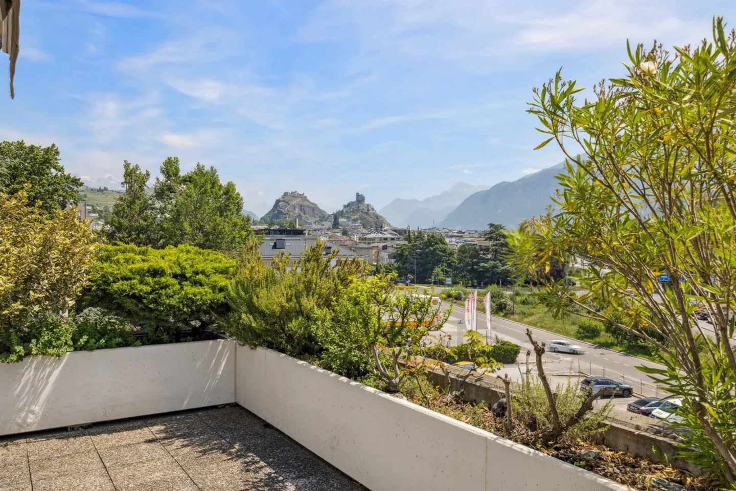 In dominanza sulla città, vista sui castelli. - Foto 1 di 7