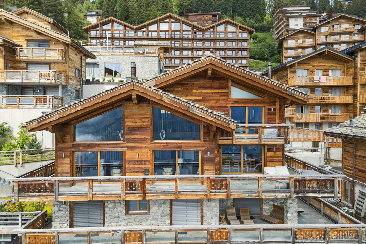 Luxury Chalet - An Exceptional Property at the Gates of the 4 Valleys - Photo 7 of 8