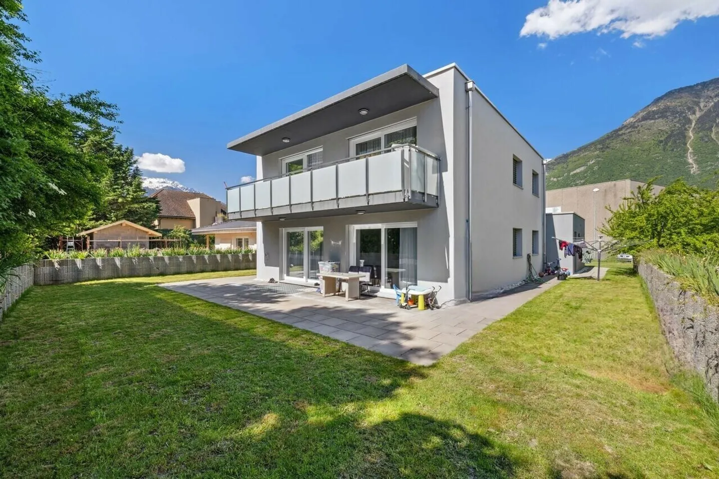 Edificio residenziale con 2 appartamenti a Charrat - Foto 1 di 9