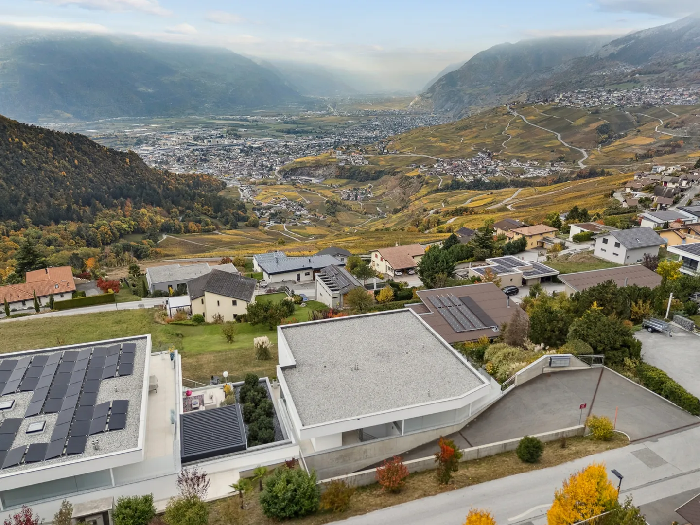 Prestige and breathtaking view, a rare property on the market - Photo 2 of 13