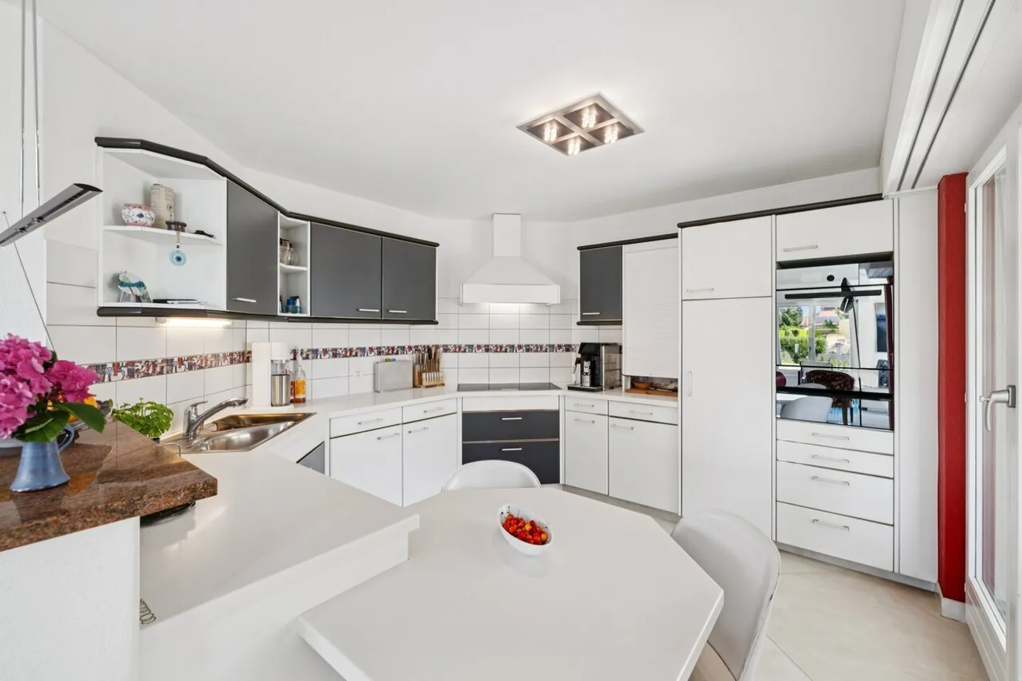 In the heart of a quiet residential area - Photo 3 of 12