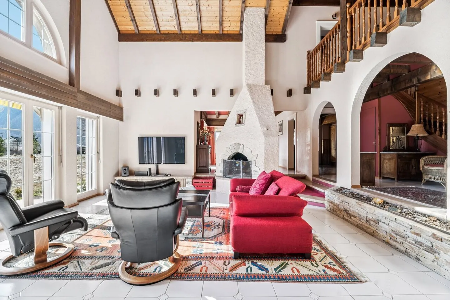 Villa progettata da un architetto su un grande lotto pianeggiante. - Foto 1 di 11