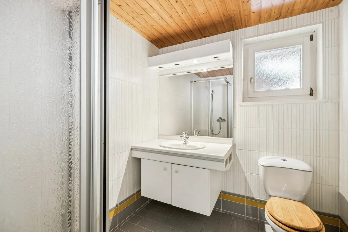 Villa progettata da un architetto su un grande lotto pianeggiante. - Foto 10 di 11