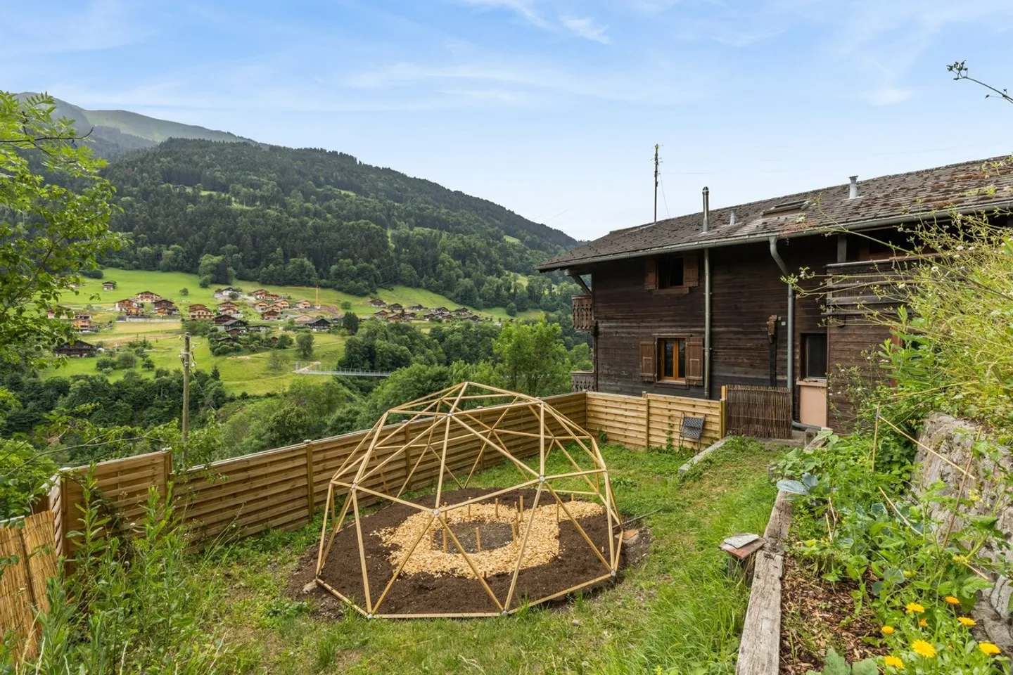 Chalet locatif de 3 appartements loués - 5.6% de rendement brut - Photo 1 sur 13