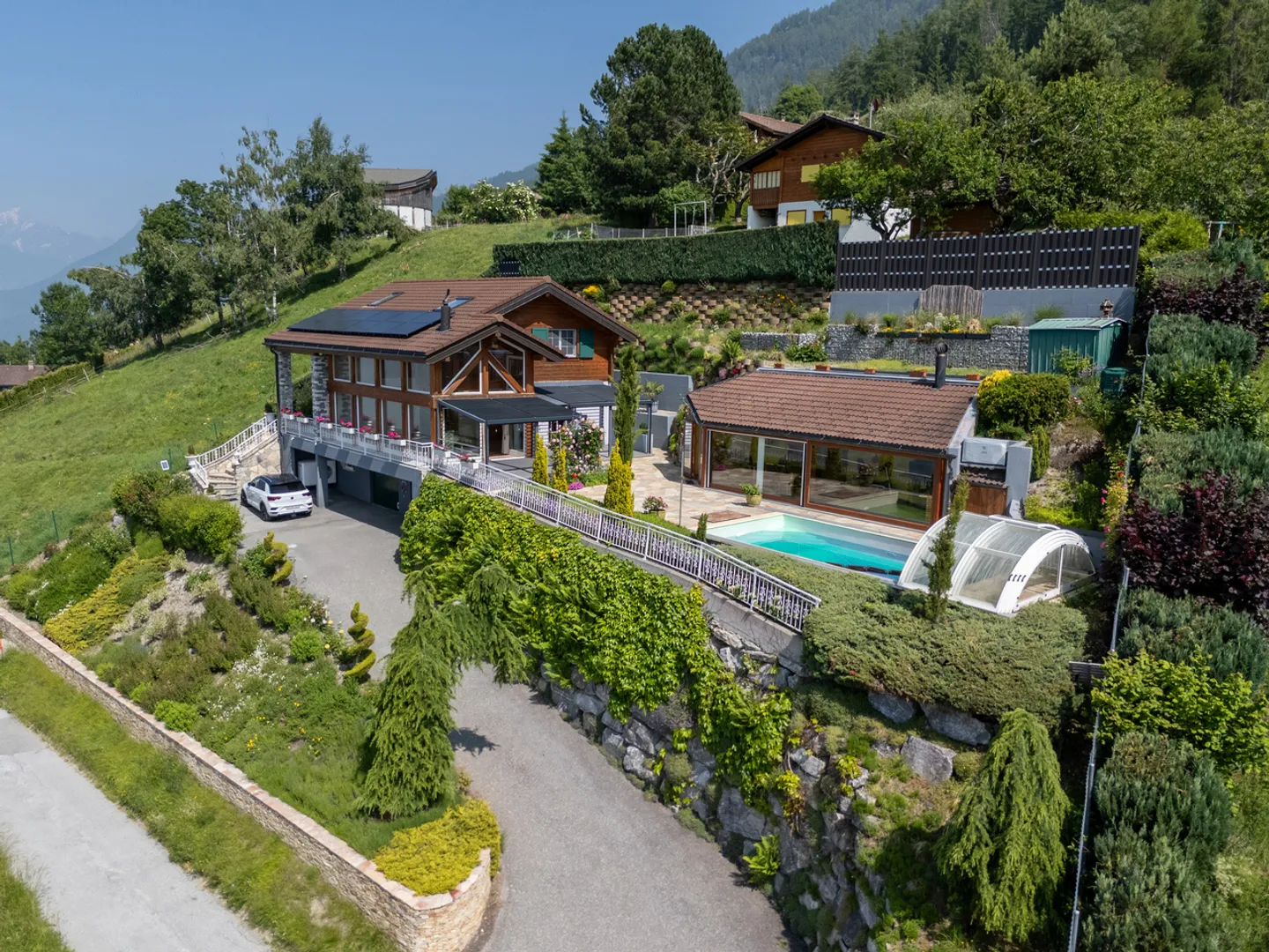 Vista panoramica e eleganza alpina con piscina - Foto 1 di 13