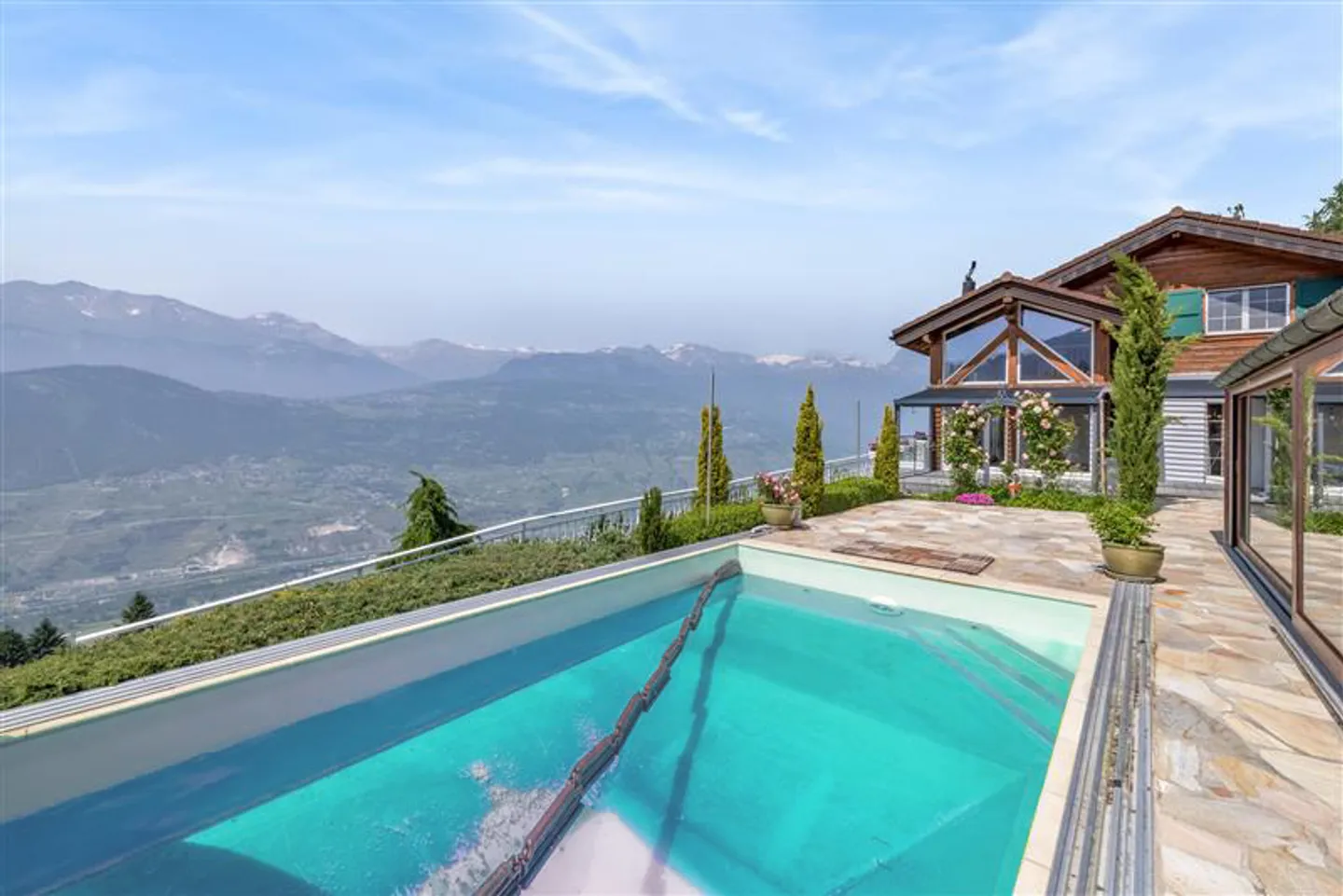 Vista panoramica e eleganza alpina con piscina - Foto 5 di 13