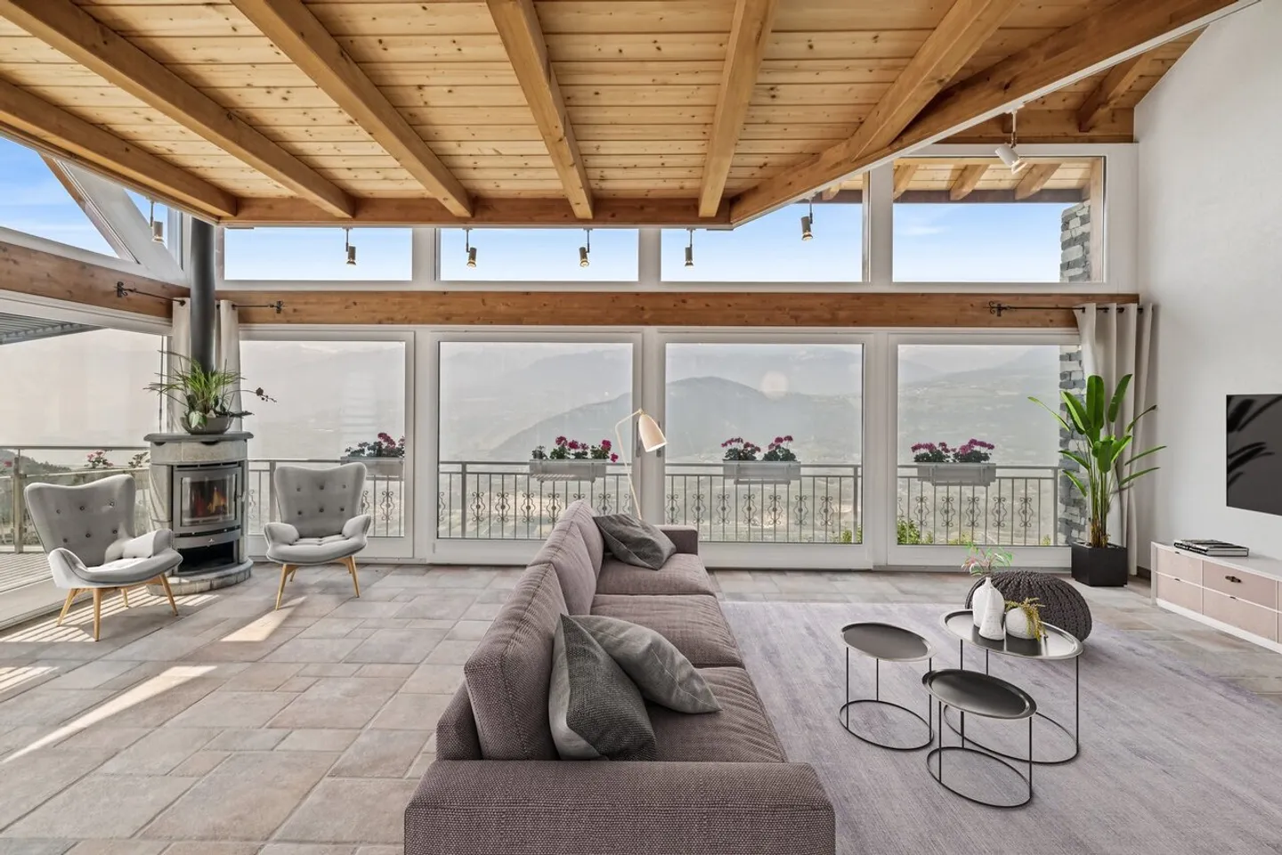 Vista panoramica e eleganza alpina con piscina - Foto 2 di 13