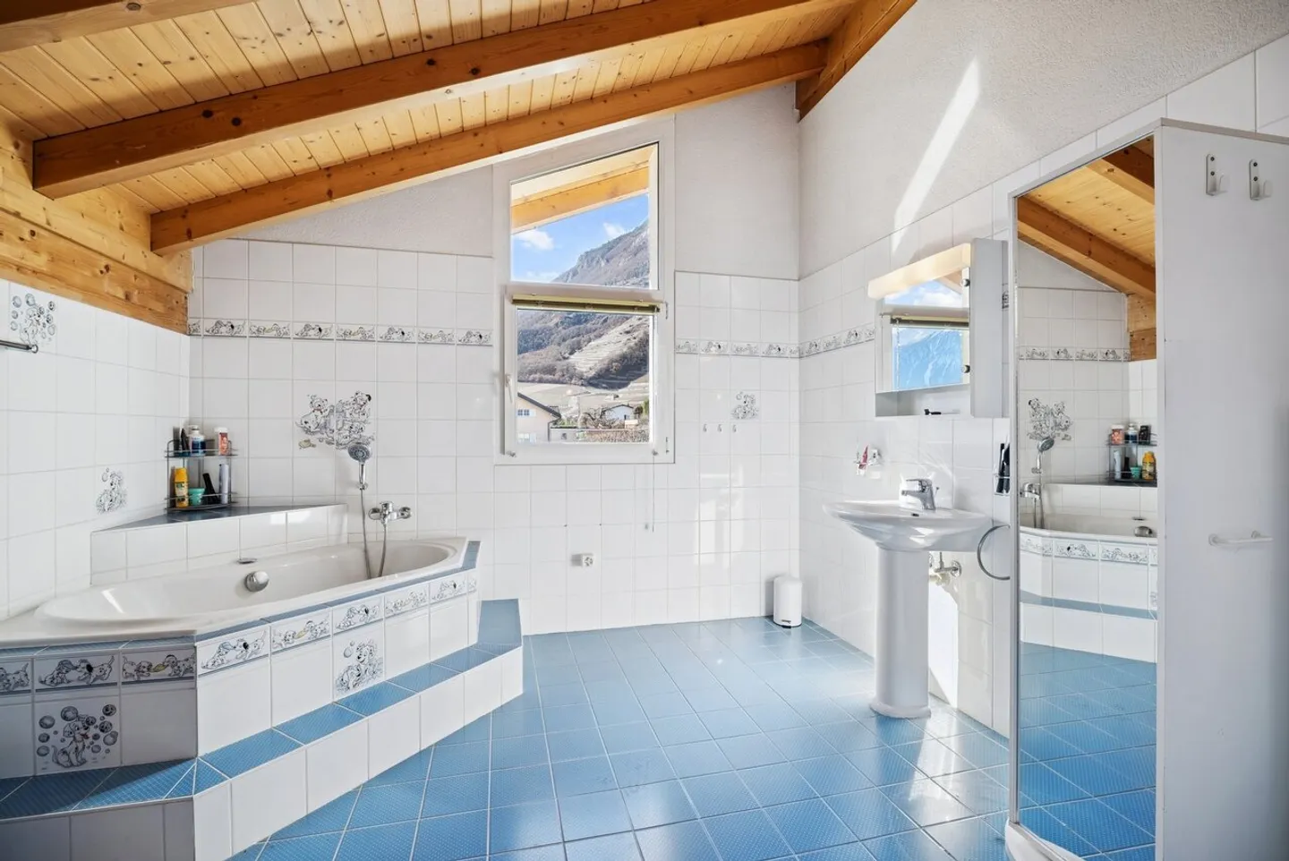 Immobilie in dominanter, ruhiger und sonniger Lage. - Foto 8 von 10