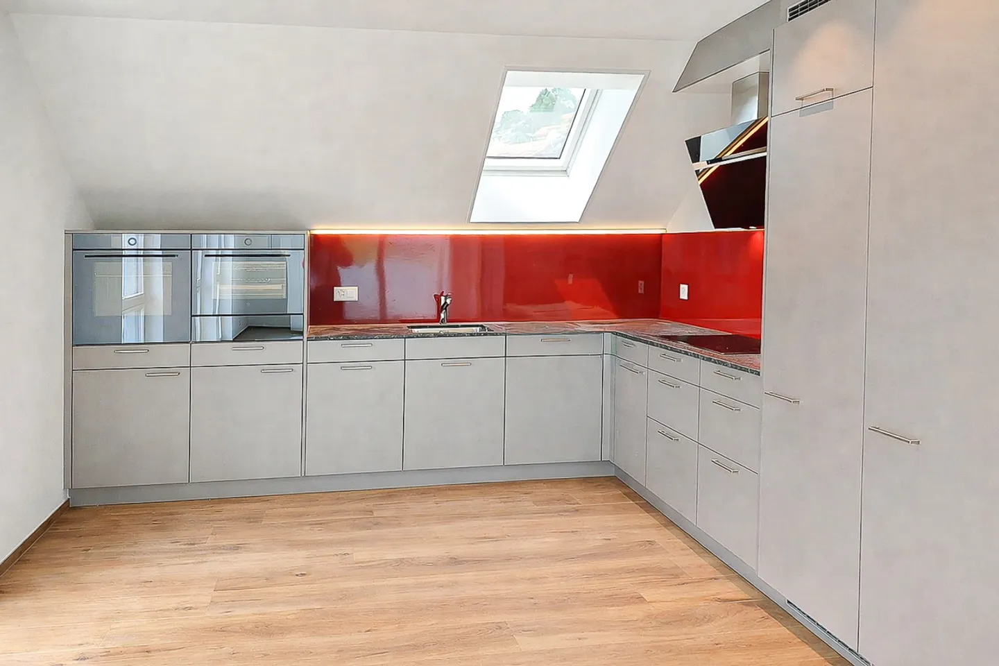 Grosszügige Dachwohnung mit Aussicht - Foto 1 von 12