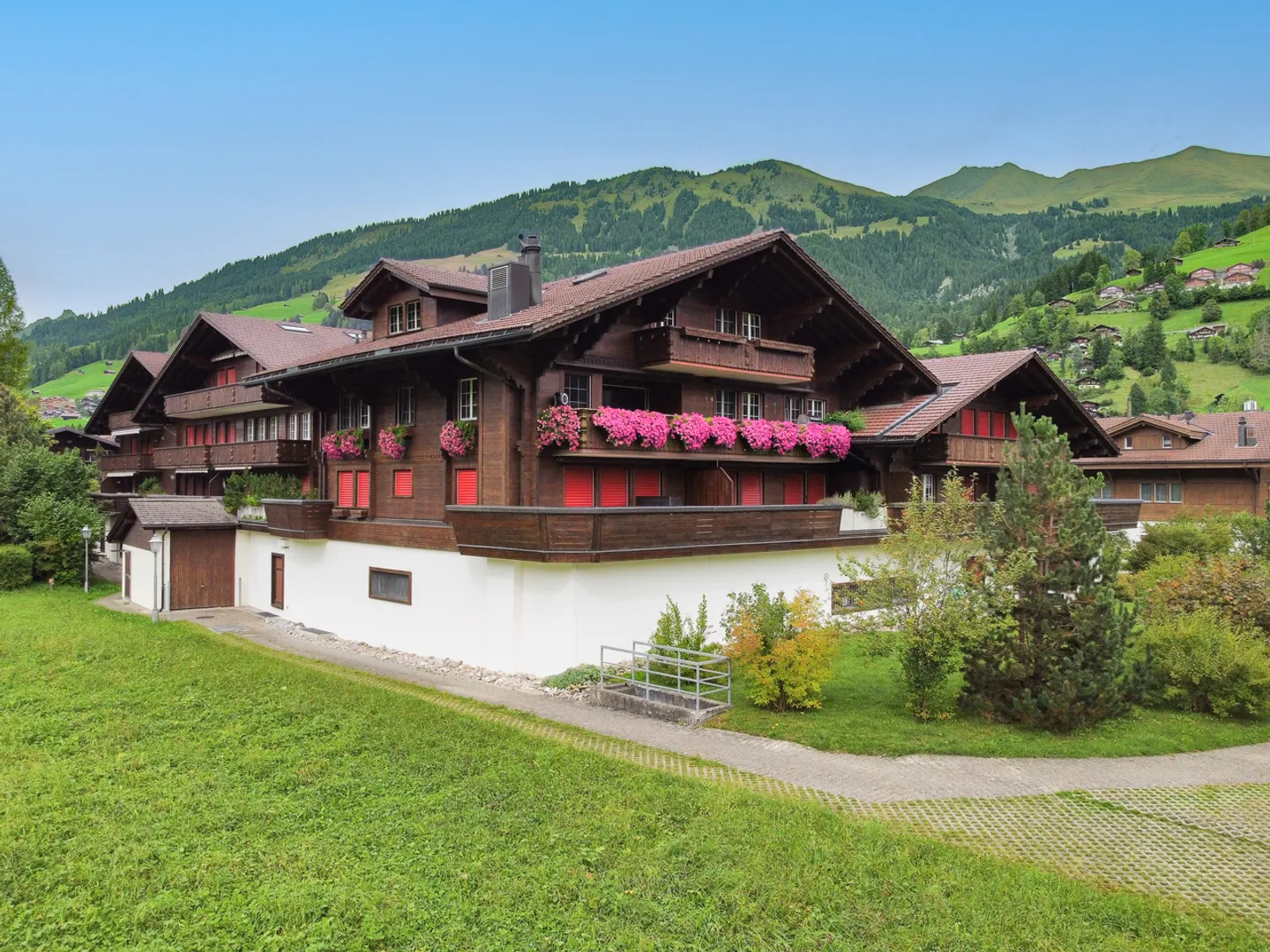 Charmant appartement sous les combles avec une vue fantastique sur les montagnes - Photo 1 sur 13