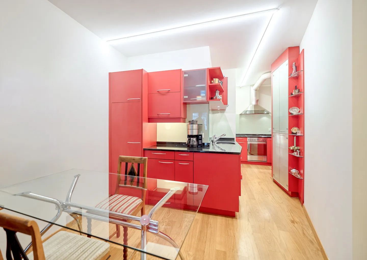 OLD BUILDING APARTMENT IN A PRIME LOCATION IN THE MATTEN QUARTER - Photo 2 of 11