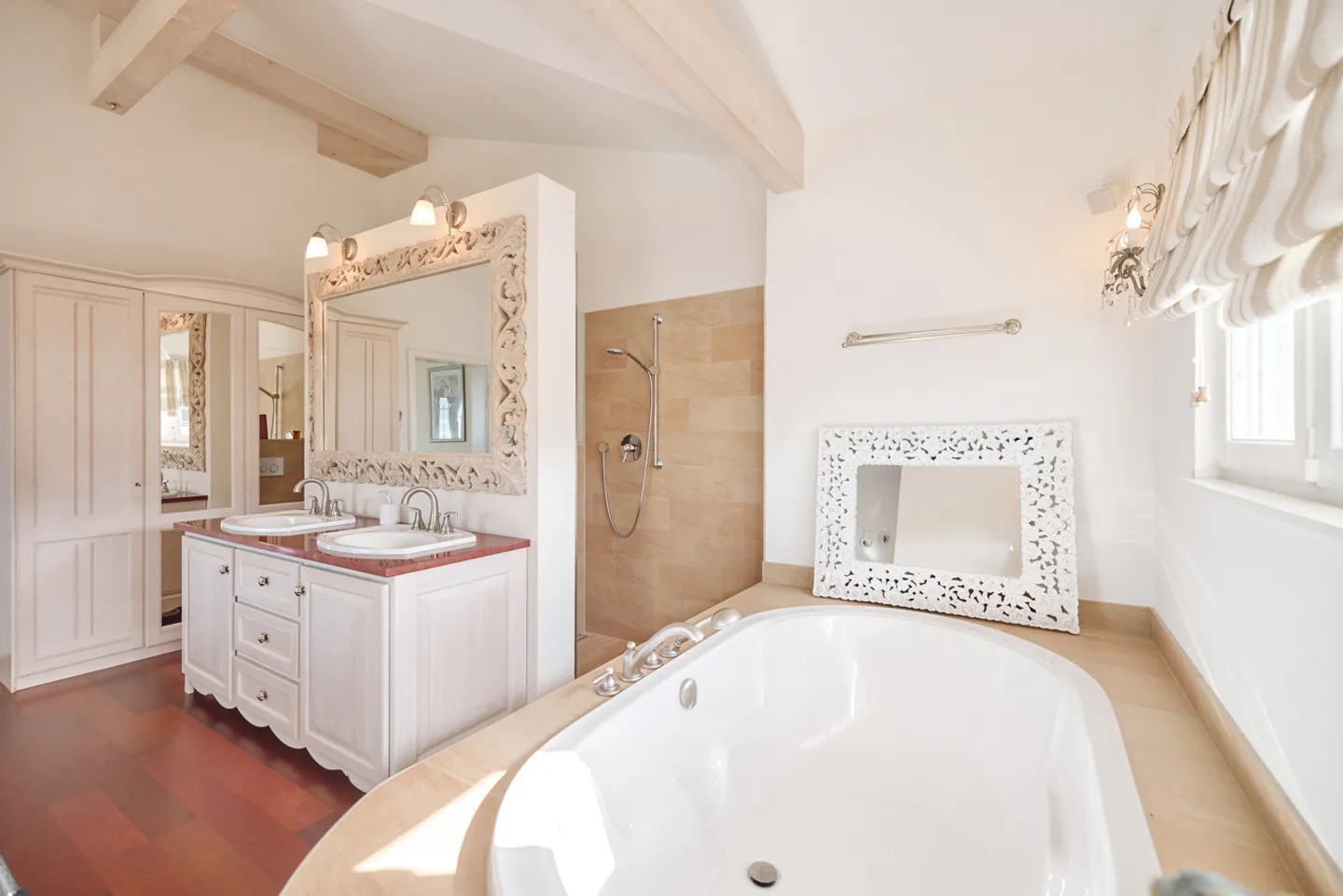 FERIENGEFÜHLE: VILLA MIT SICHT AUF DEN NEUENBURGERSEE - Foto 7 di 13