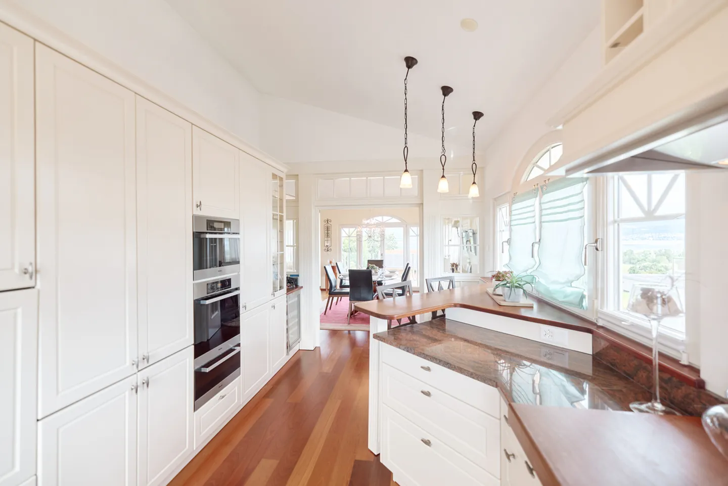 FERIENGEFÜHLE: VILLA MIT SICHT AUF DEN NEUENBURGERSEE - Foto 5 di 13