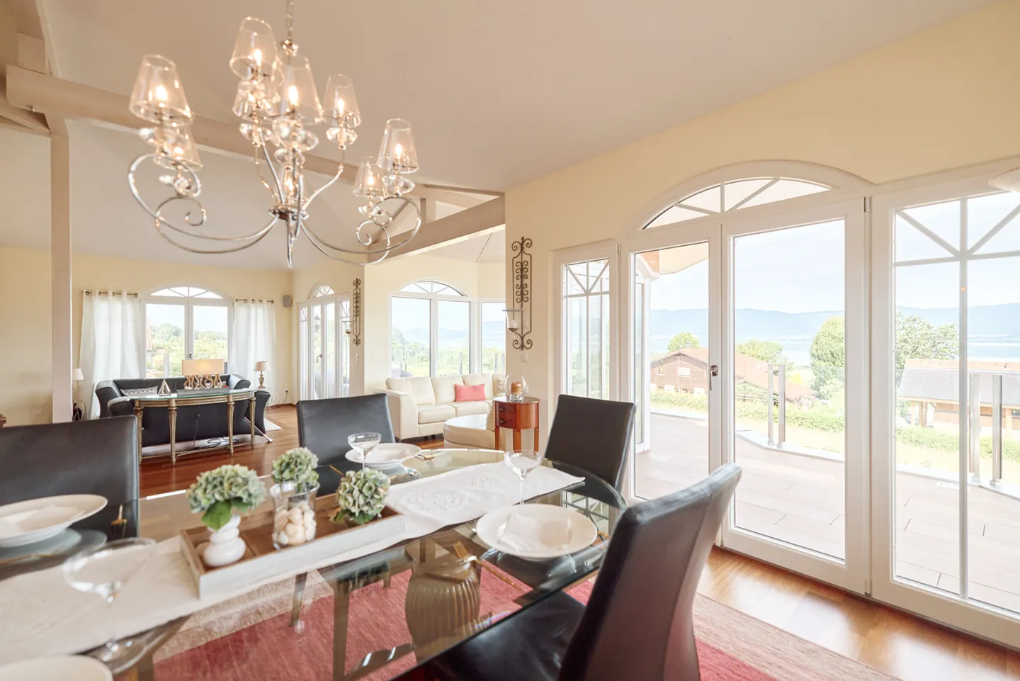 FERIENGEFÜHLE: VILLA MIT SICHT AUF DEN NEUENBURGERSEE - Foto 3 di 13