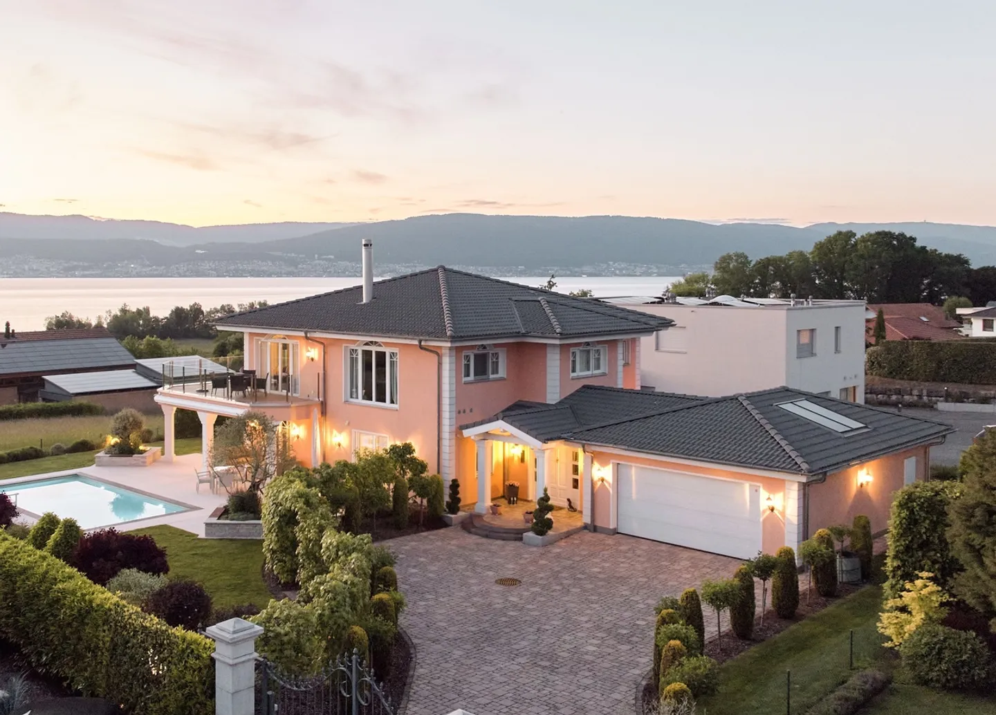 HOLIDAY FEELINGS: VILLA WITH A VIEW OF LAKE NEUCHÂTEL - Photo 1 of 9