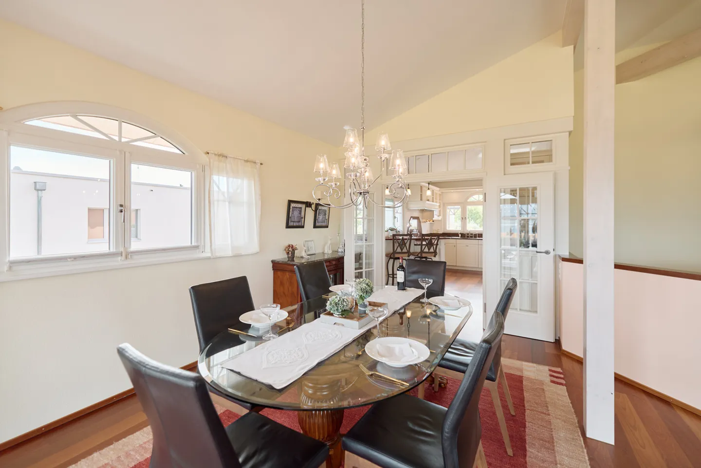 HOLIDAY FEELINGS: VILLA WITH A VIEW OF LAKE NEUCHÂTEL - Photo 3 of 9