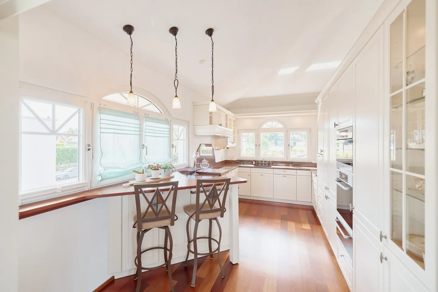 HOLIDAY FEELINGS: VILLA WITH A VIEW OF LAKE NEUCHÂTEL - Photo 4 of 9