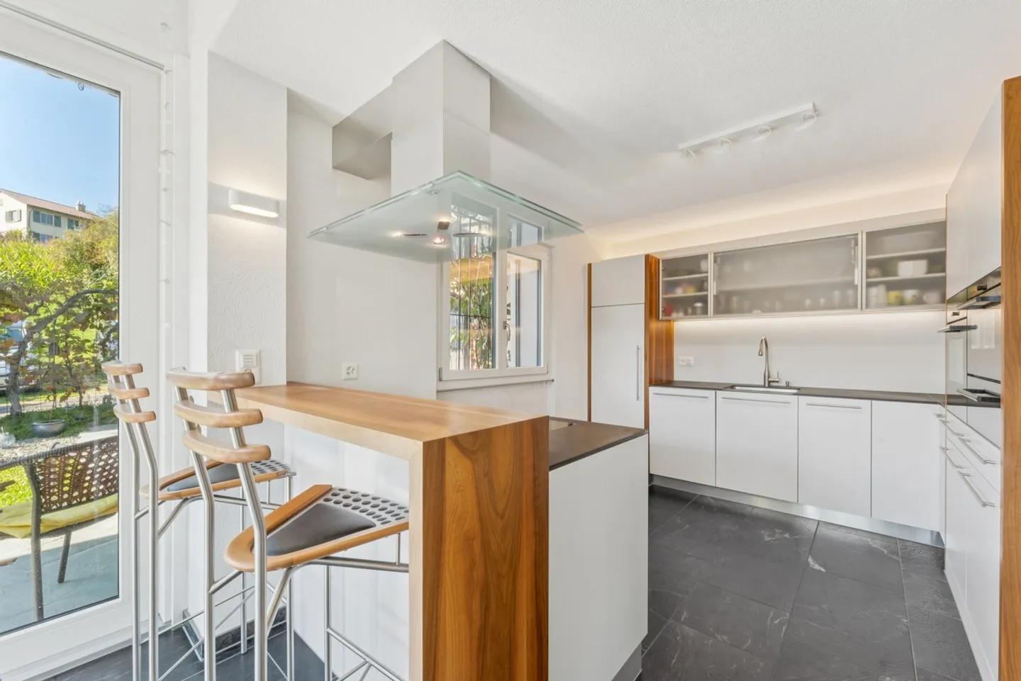 SUN HOUSE WITH A VIEW - LIVING IN UETENDORF - Photo 2 of 13