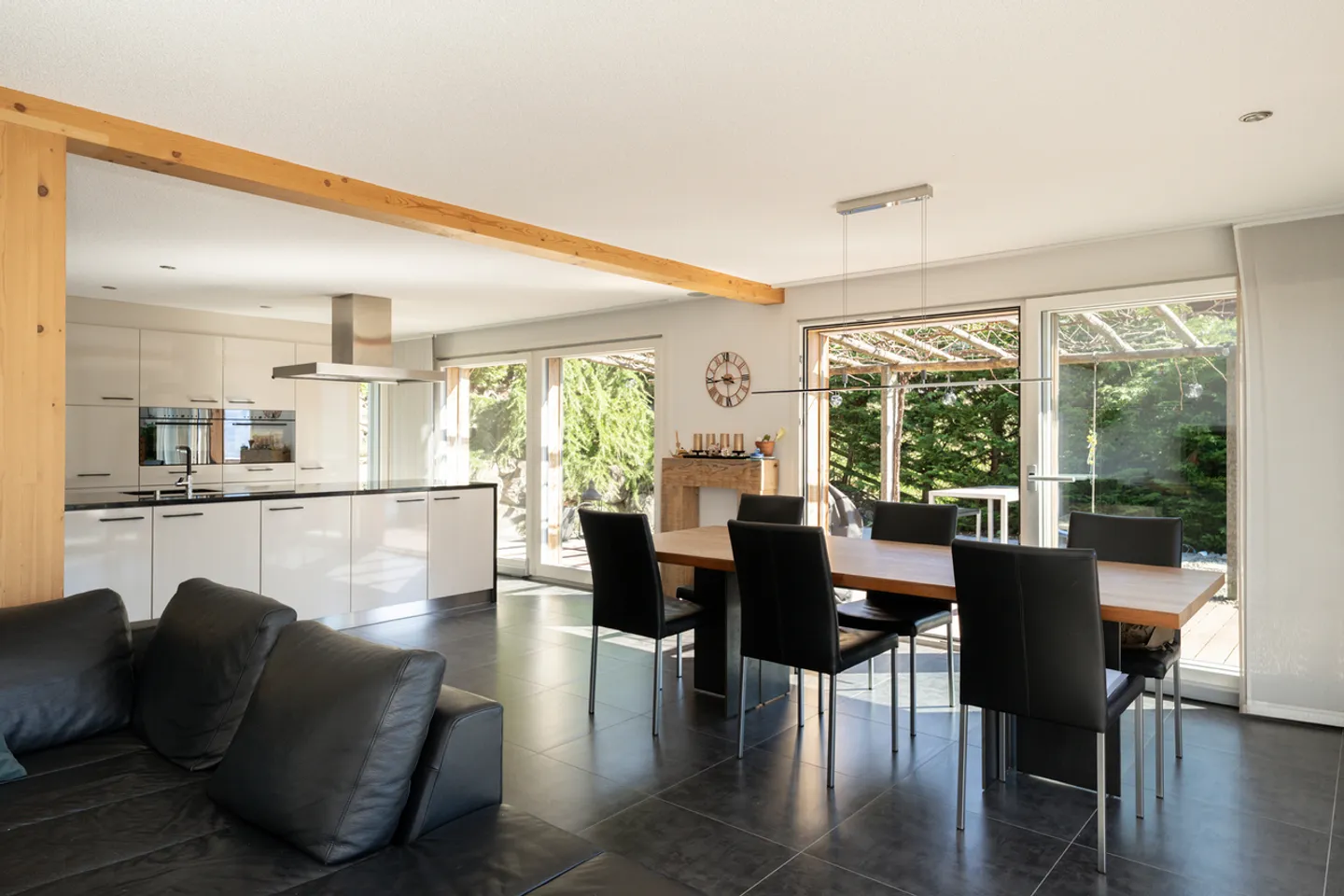 Elegant Living Experience with Unique Panorama - Photo 3 of 12