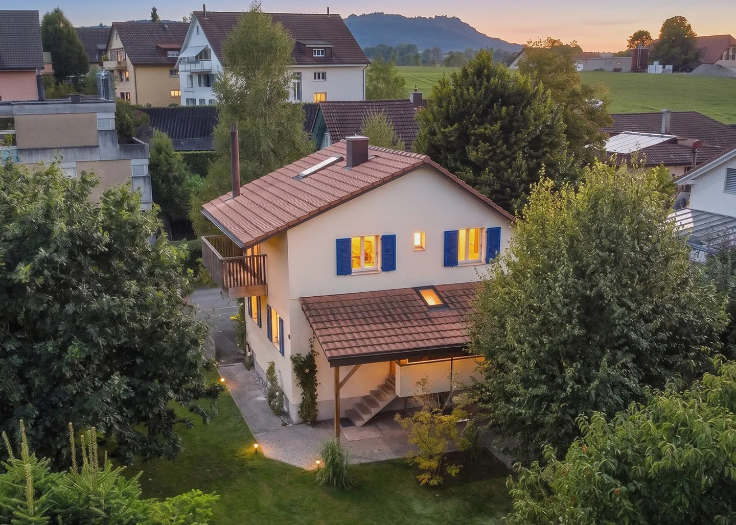 FAMILY PARADISE IN THE POPULAR MELCHENBÜHL QUARTER - Photo 1 of 13