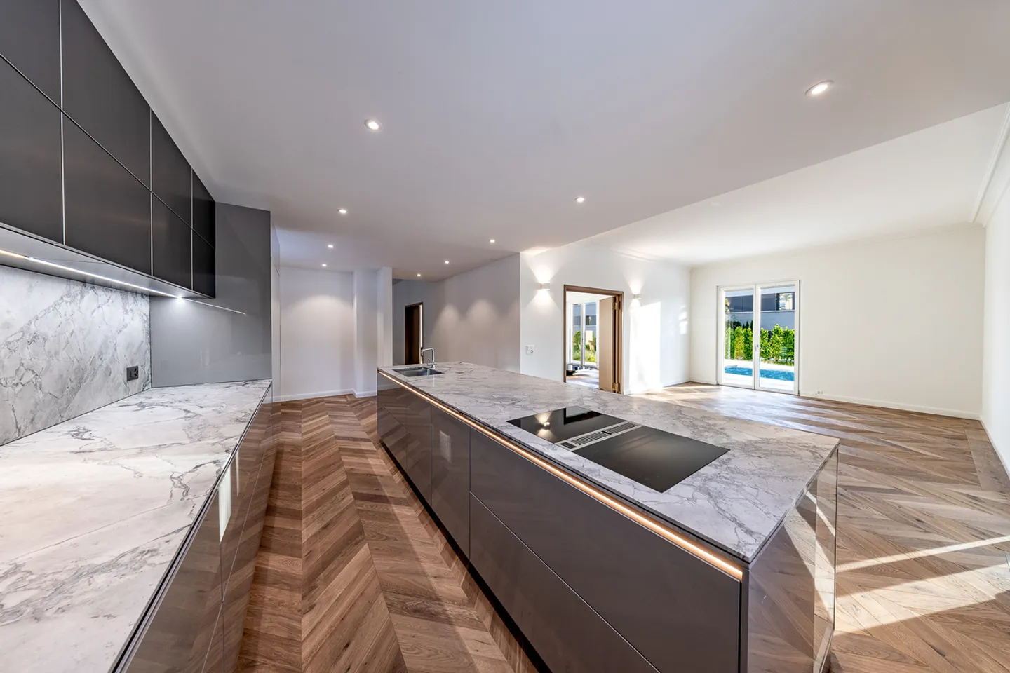 EXCLUSIVE RESIDENTIAL JEWEL WITH STYLE, ELEGANCE AND POOL - Photo 3 of 12