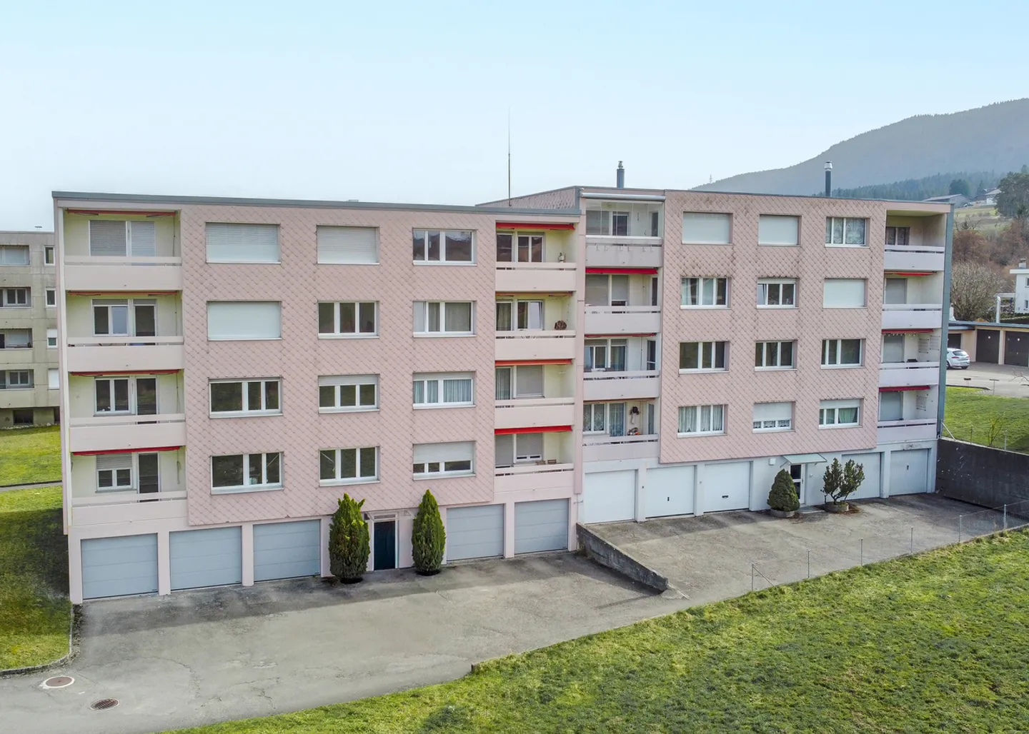ATTRAKTIVES RENDITEOBJEKT MIT SANIERTEN WOHNUNGEN - Photo 1 sur 12
