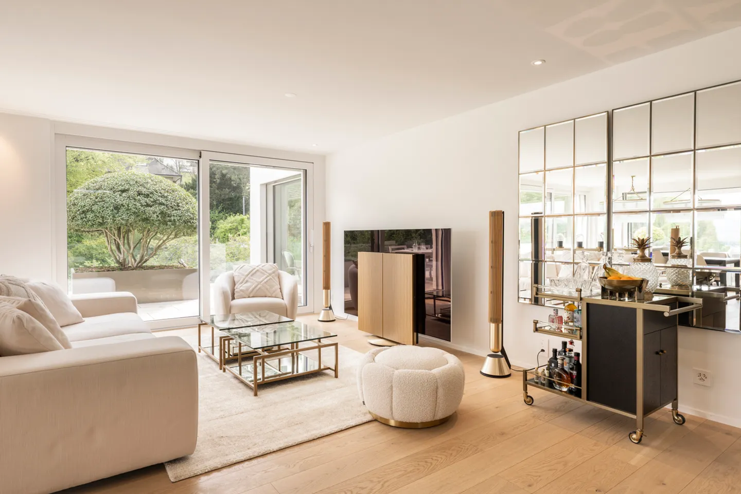 EXCLUSIVE PENTHOUSE APARTMENT WITH LUXURIOUS FINISHES - Photo 3 of 11