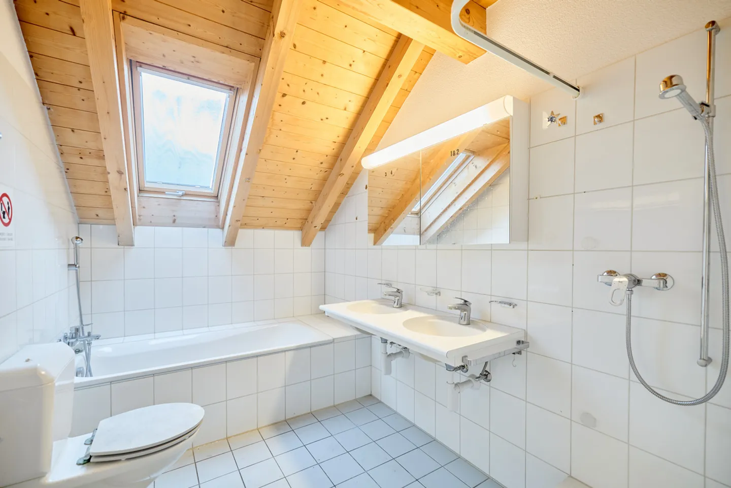 VIELFÄLTIGE LIEGENSCHAFT: EXKLUSIV FÜR GEWERBENUTZUNG - Photo 9 sur 13