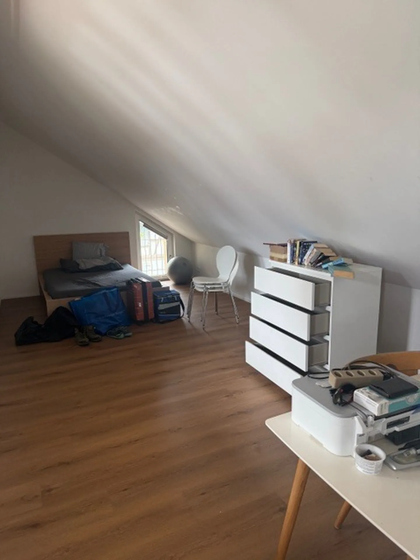 Charmant appartement sous les toits dans la cour historique du Schlössli Rubigen - Photo 3 sur 9