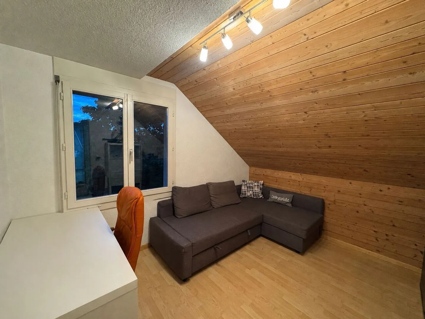 3.5-ZIMMERWOHNUNG MIT GALERIE IN RUBIGEN - Photo 4 sur 13