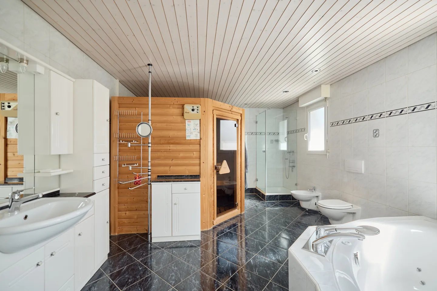 VILLA WITH GARDEN AND SPACE FOR INDIVIDUALITY - Photo 6 of 11