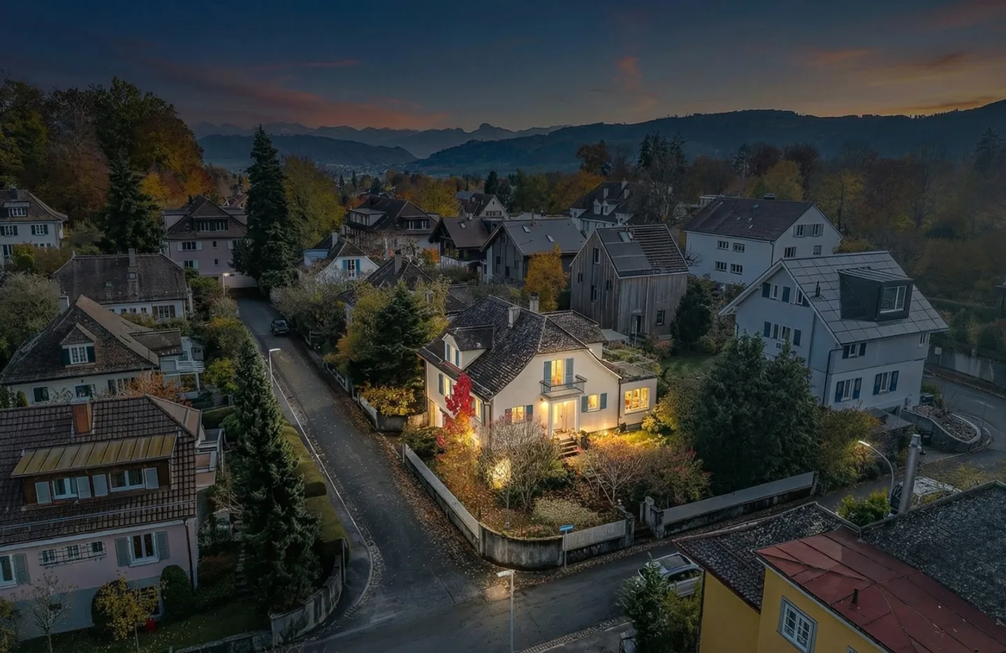 VILLA BELLE ÉPOQUE DANS LE MEILLEUR EMPLACEMENT DE LA BERNER ELFENAU - Photo 1 sur 13