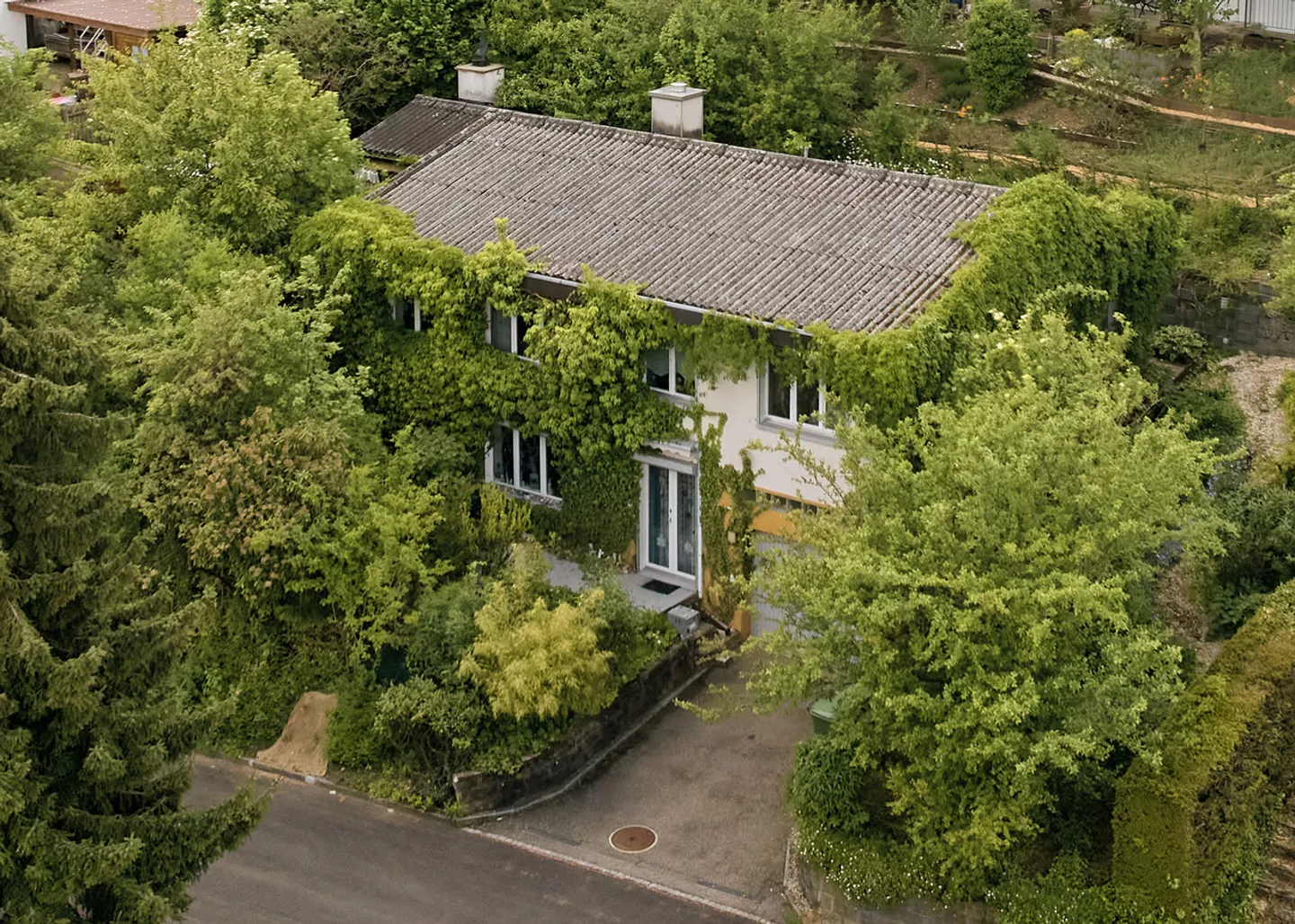 GEMÜTLICHES EINFAMILIENHAUS MIT GARTENIDYLLE - Foto 1 von 11