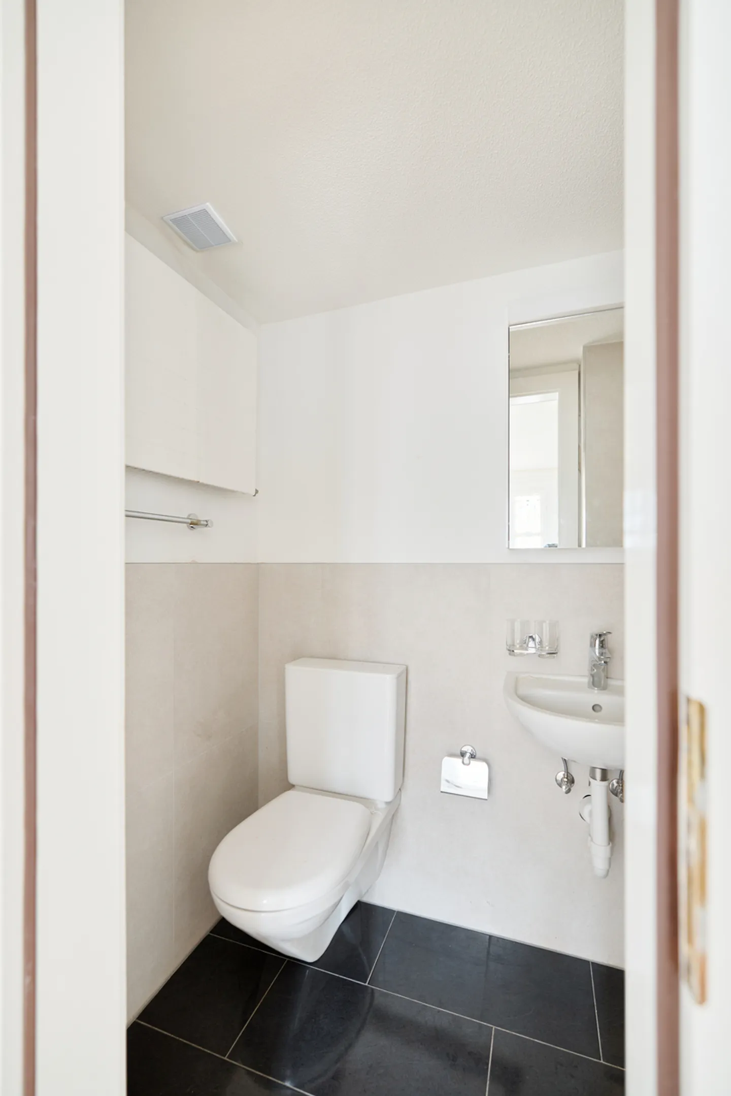 APPARTEMENT AU REZ-DE-CHAUSSÉE 2.5 PIÈCES LUMINEUX ET MODERNE - Photo 5 sur 9