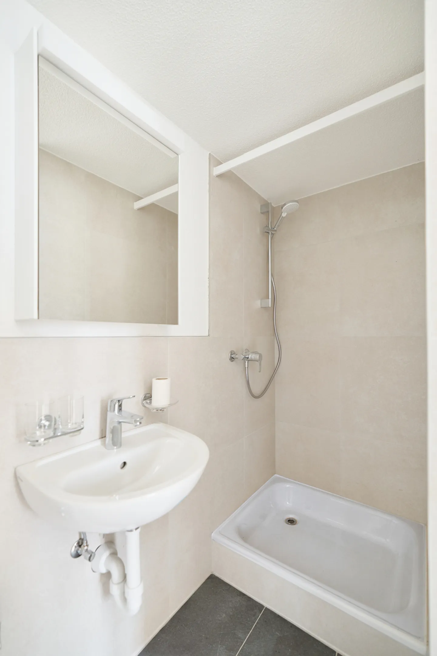 APPARTEMENT AU REZ-DE-CHAUSSÉE 2.5 PIÈCES LUMINEUX ET MODERNE - Photo 6 sur 9
