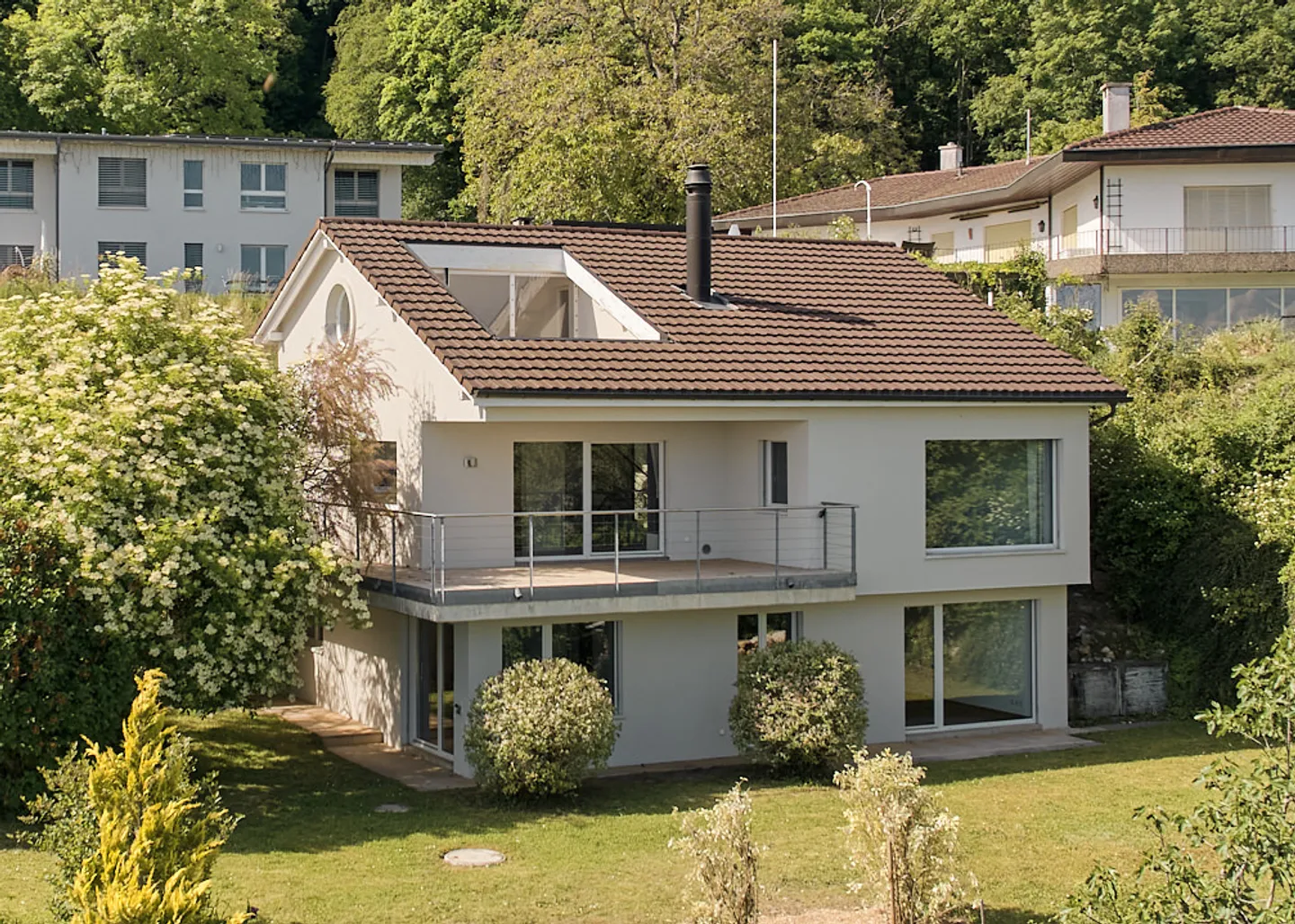 VIVRE DANS UN EMPLACEMENT PRIVILÉGIÉ À LIGERZ - Photo 1 sur 13